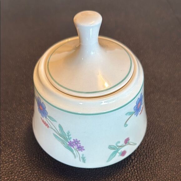 Oneida Ava Ceramic Sugar bowl with Lid Floral Design - Picture 8 of 8